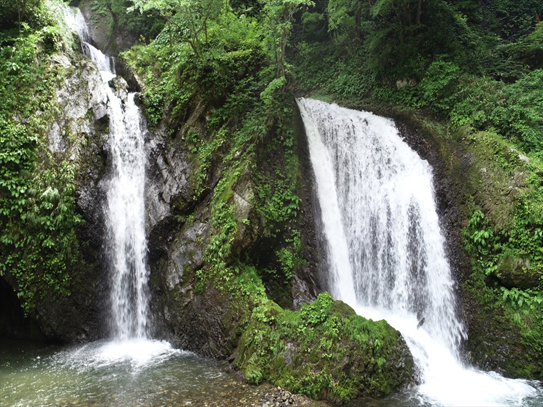 飽海三名瀑に数えられている十二滝【山形県】
