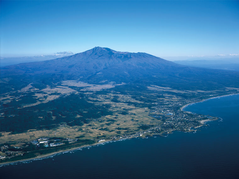 雄大な鳥海山と日本海にまで広がる裾野を上空から撮影