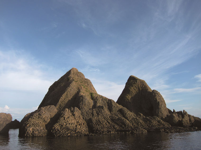 飛島、烏帽子群島にある柱状に発達した玄武岩の様子