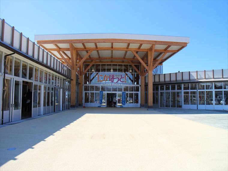 無料の足湯も楽しめるにかほ市観光拠点センター「にかほっと」