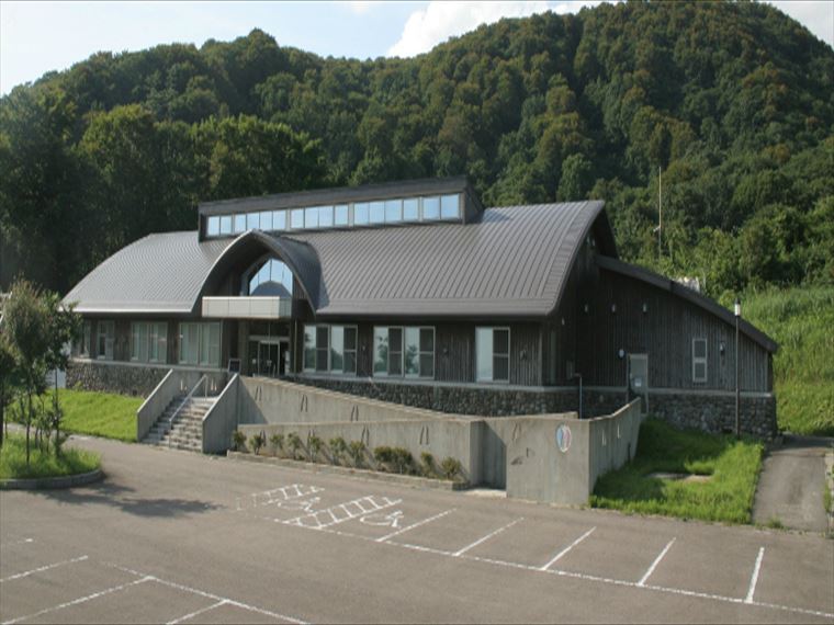 希少な猛禽類の調査研究を行っているイヌワシみらい館