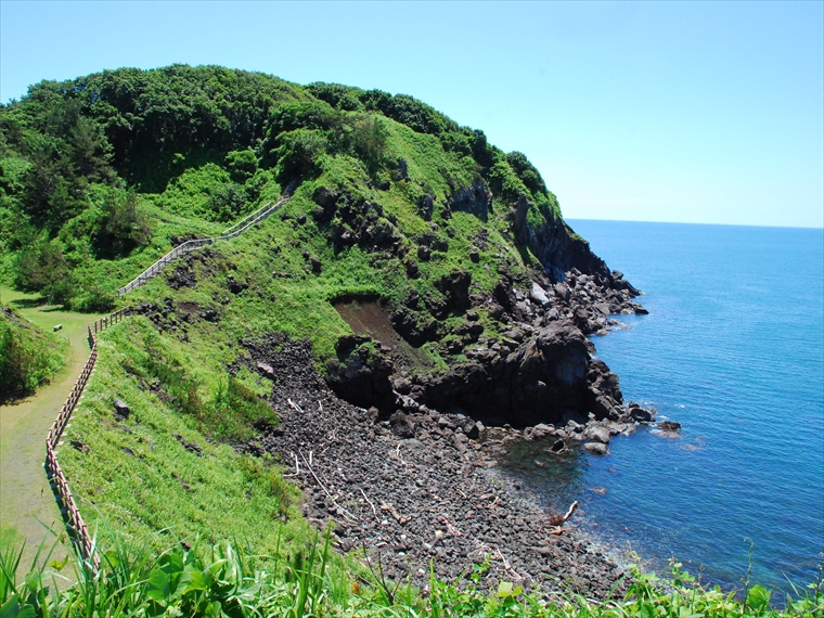 日本海側の街道随一の難所として知られていた三崎海岸