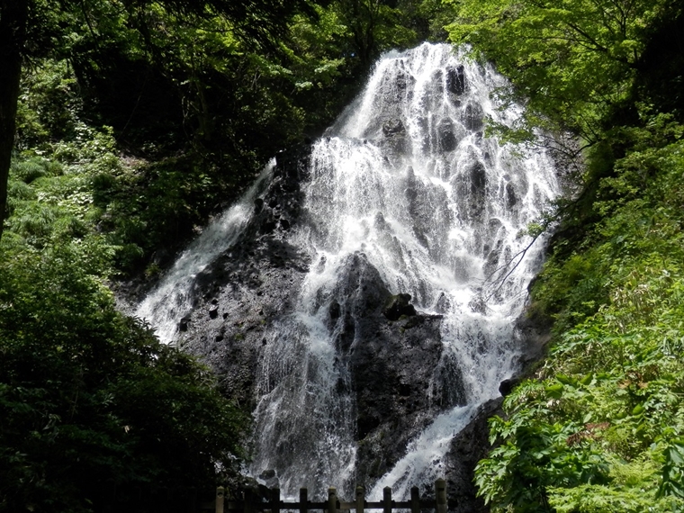 開運出世の滝としても有名な不動の滝