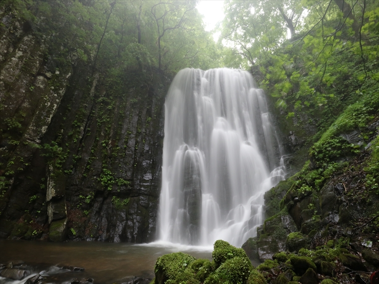 流量も多く勇壮な滝としても有名な亀田不動滝（秋田県）