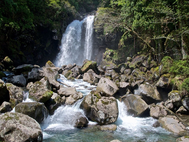 冬には滝全体が氷柱になる二ノ滝【山形県】