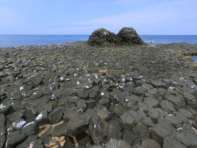 玄武岩の柱状節理でできている二俣島【飛島】