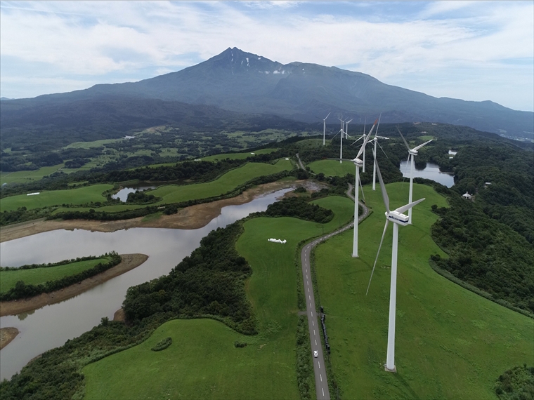 広々とした緑の中に湖や風車なども仁賀保高原（秋田県）