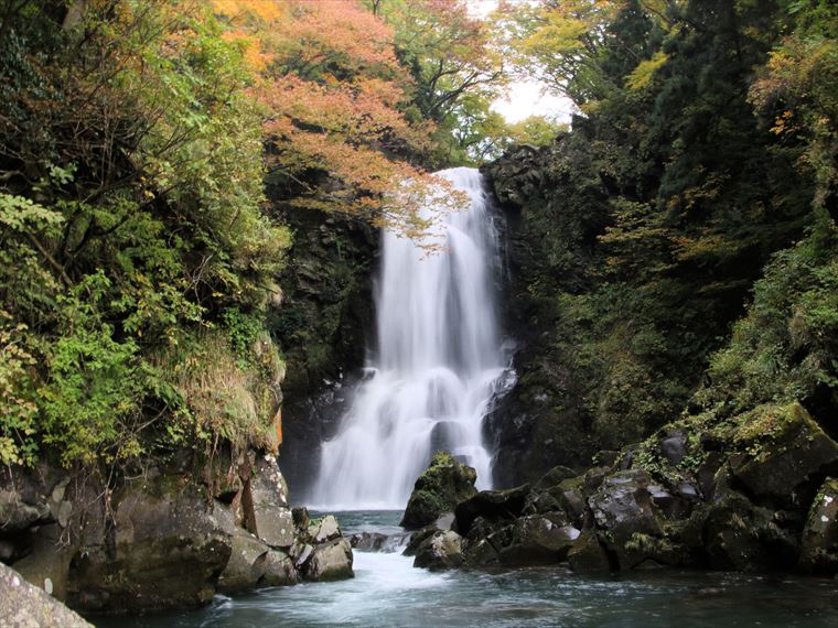 綺麗な紅葉の中に流れる奈曽の白滝