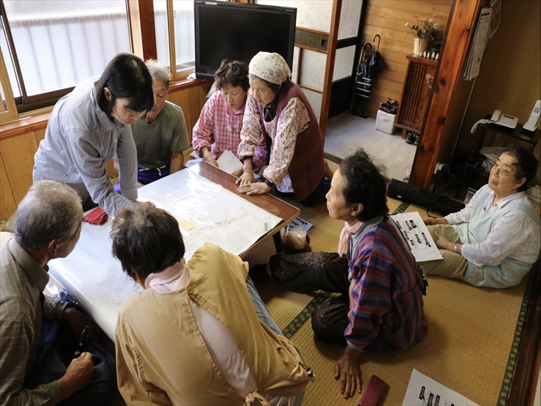 防災について話し合う地域の人々の様子