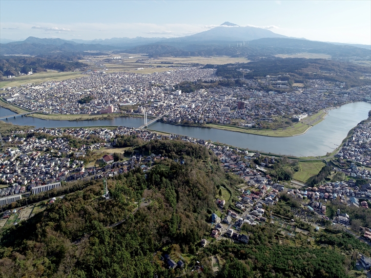 鳥海山や日本海の絶景を楽しむこともできる新山公園（新山安山岩）