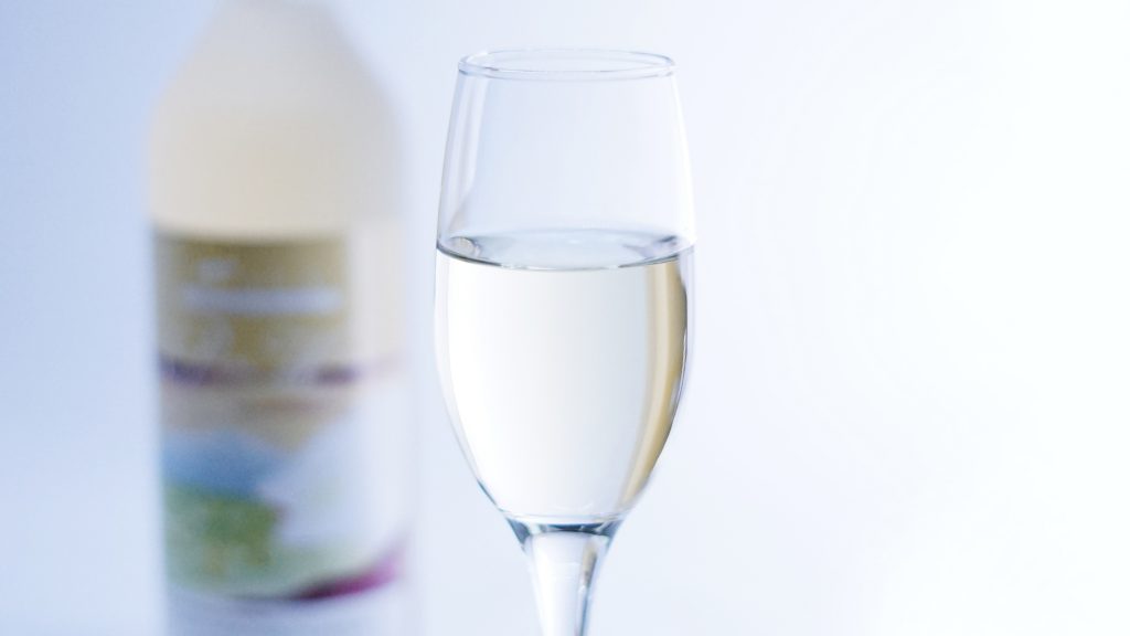 グラスに注いだ梨ワイン