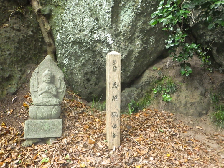 椿森の新山安山岩と石仏