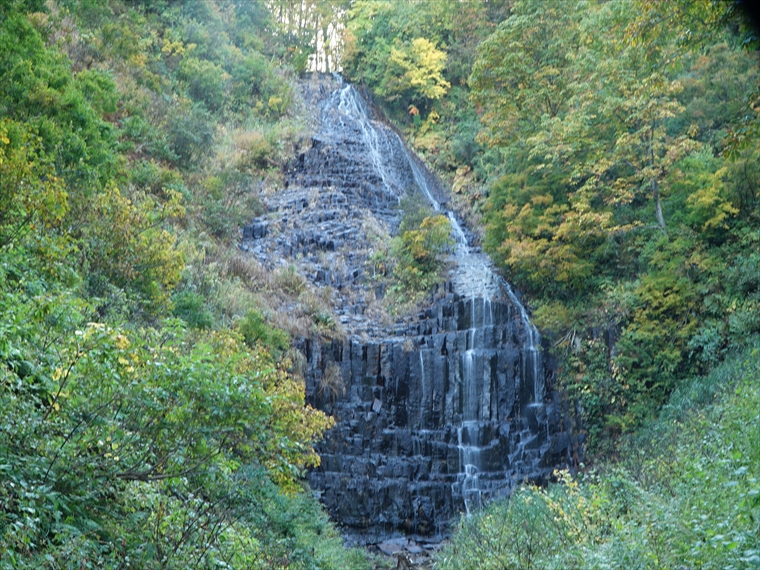 落差50mの迫力満点の檜山滝（秋田県）
