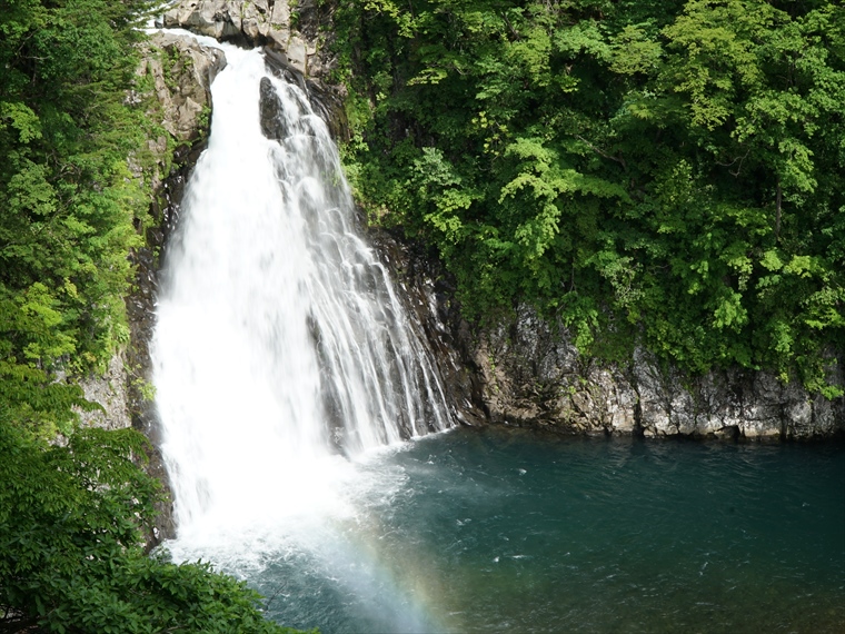 落差約５７ｍの大迫力な法体の滝 人気スポット（秋田県）