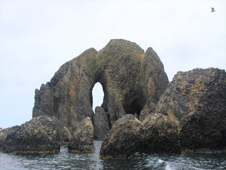 周囲はスキューバダイビングや磯釣りのポイントしても大人気の烏帽子群島【飛島】