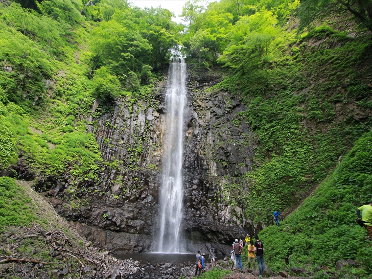 落差６３ｍの大迫力な玉簾の滝【山形県】