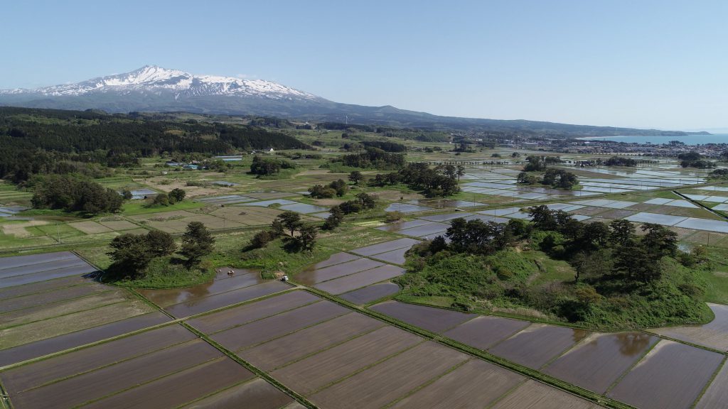 にかほ市象潟町の水田に浮かぶ島々(九十九島の風景)を上空から撮影