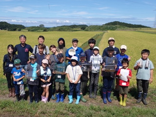 「田んぼ生き物観察会」参加者集合写真