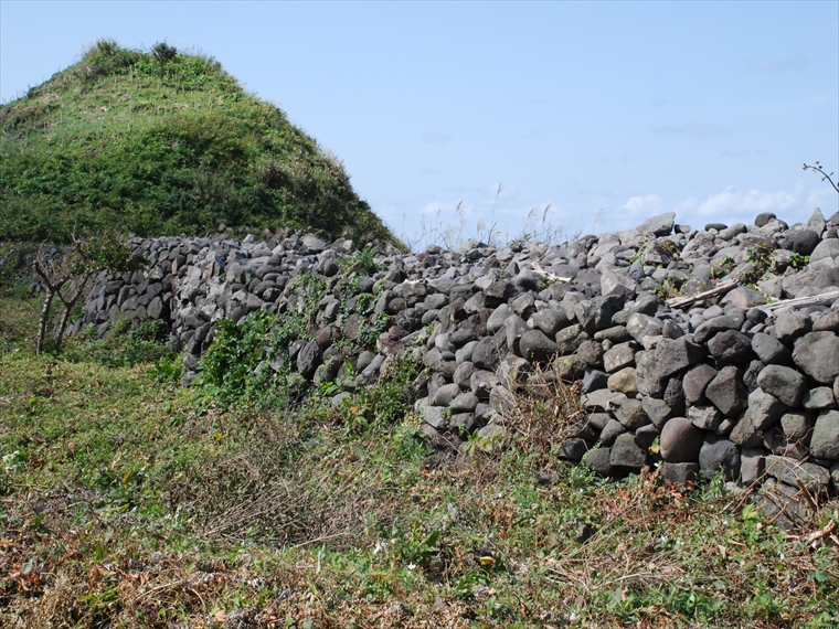 塩害から農地と農作物を守るために作られた由利海岸波除石垣