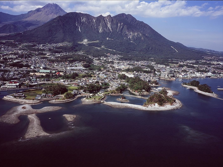 眉山（標高819ｍ）と流れ山