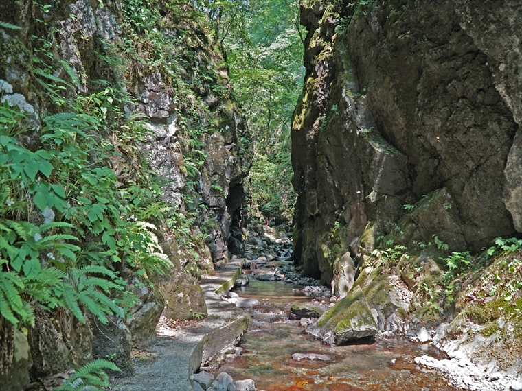 両側が高い岸壁に囲まれ圧巻の迫力を感じる石沢大滝と屏風岩