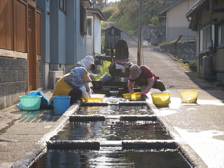 神泉の水で洗う女性たち【山形県】