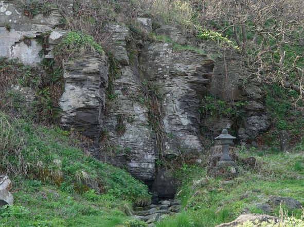高さ50mほどの崖の下から出る湧き水 福田の泉
