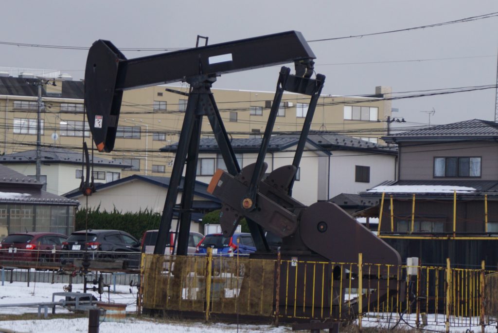秋田市内で稼動する油田