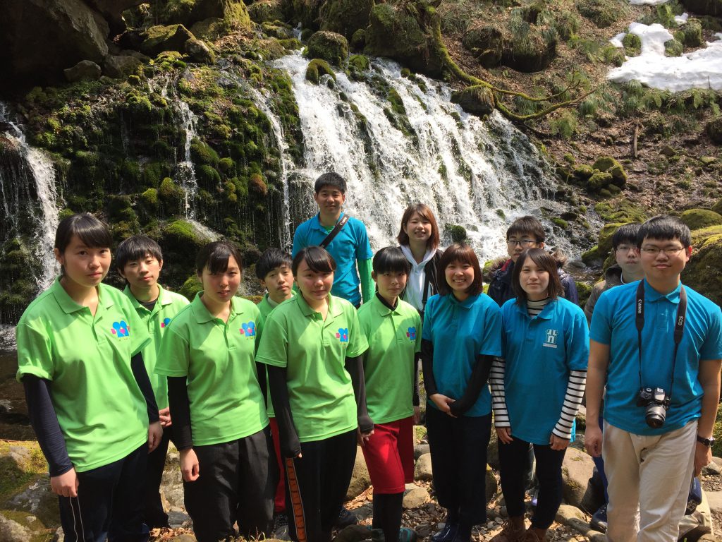 秋田県立仁賀保高校と東北公益文科大学の学生たち