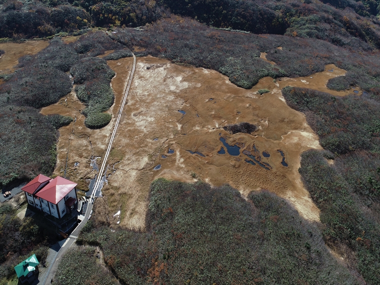竜ヶ原湿原の上空からの様子（秋田県）