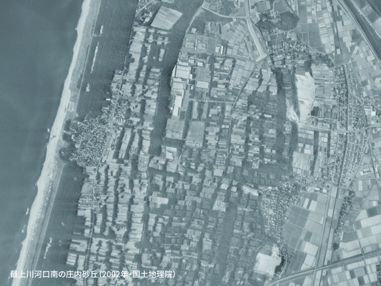 2022年に国土地理院が撮影した最上川河口南の庄内砂丘の様子