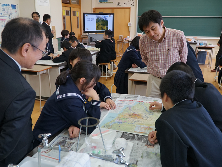中学校の授業でジオパークについて学ぶ学生たちの様子