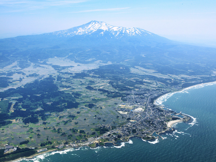 鳥海山の地形が判る日本海沿岸から空撮した画像