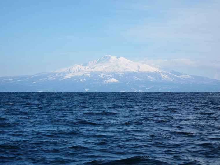 日本海の沖合から撮影された雄大な鳥海山