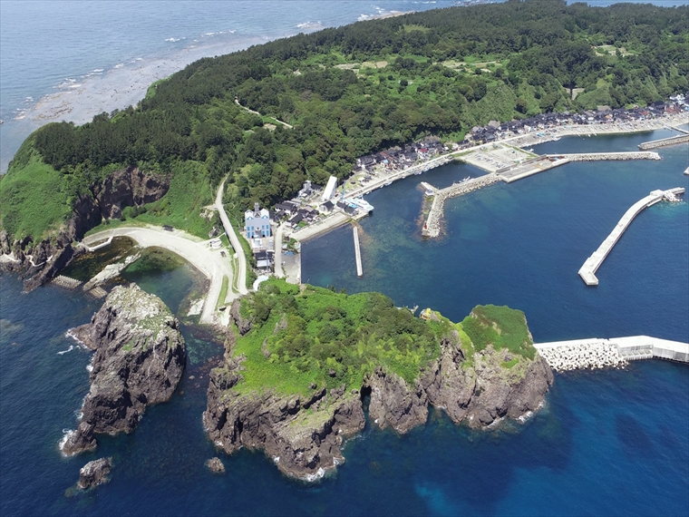 舘岩と飛島港を上空から撮影