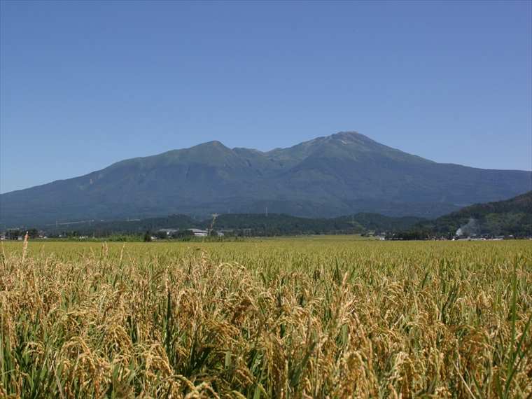 遊佐町から見た鳥海山