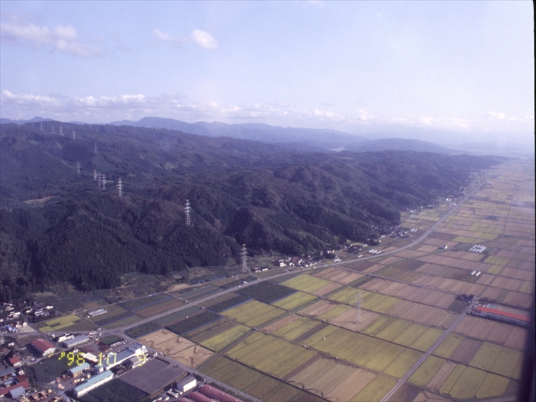 酒田市市条から庄内平野東縁断層帯を南に臨む（澤祥撮影）