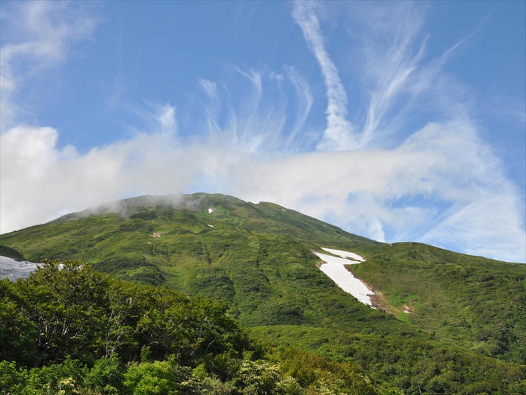 鳥海山の頂上付近の山肌