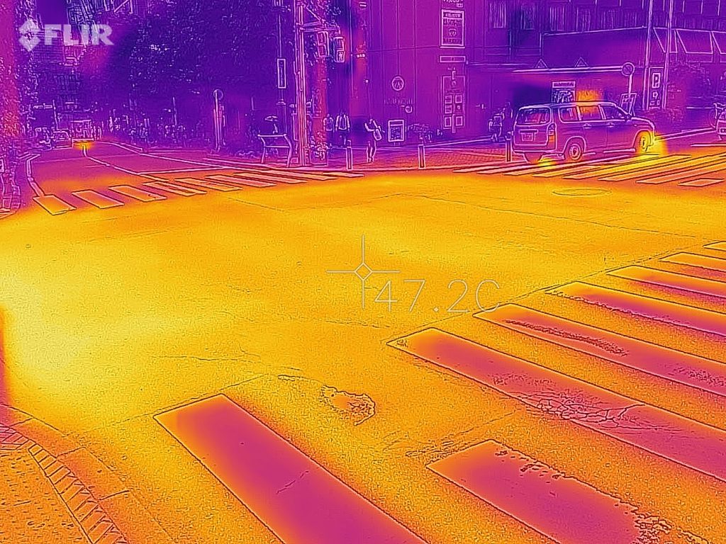 サーモグラフィーで見た道路の様子