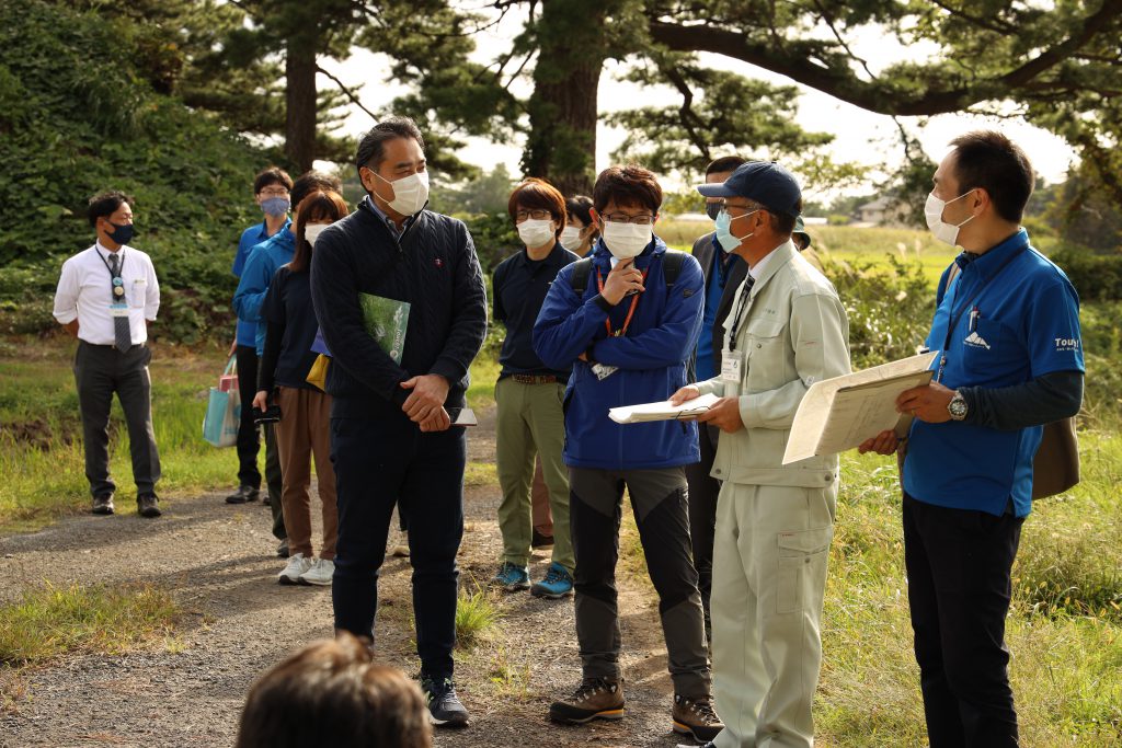鳥海山・飛島ジオパークの再認定調査をしている様子