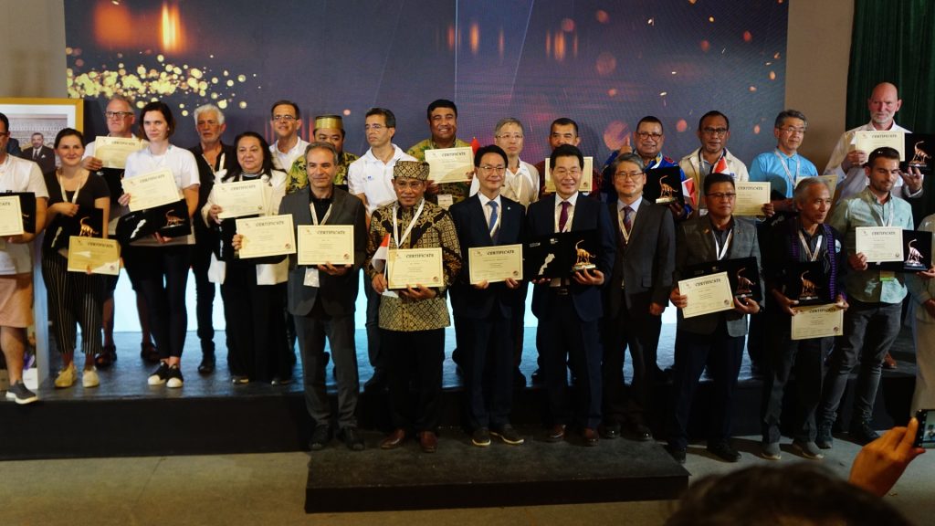 ユネスコ世界ジオパークの認定証を受け取った関係者たち