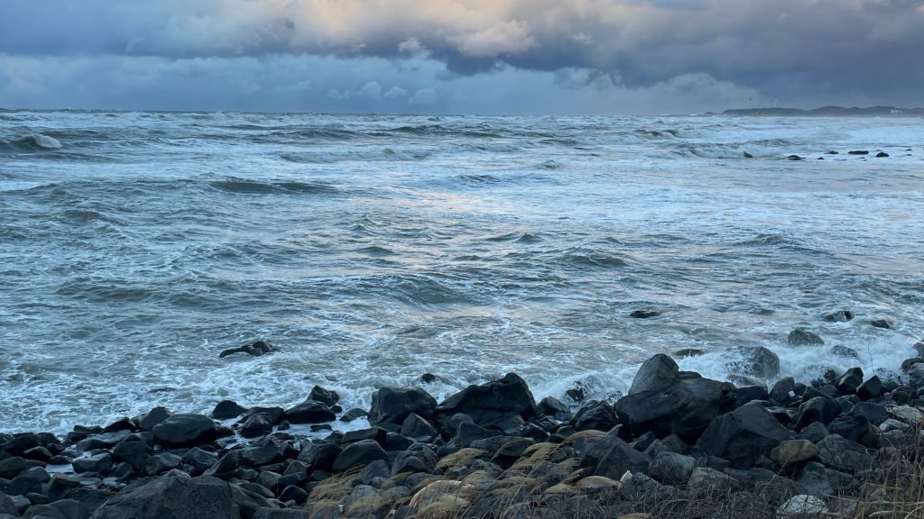 インド亜大陸の衝突がもたらす冬の日本海の景観