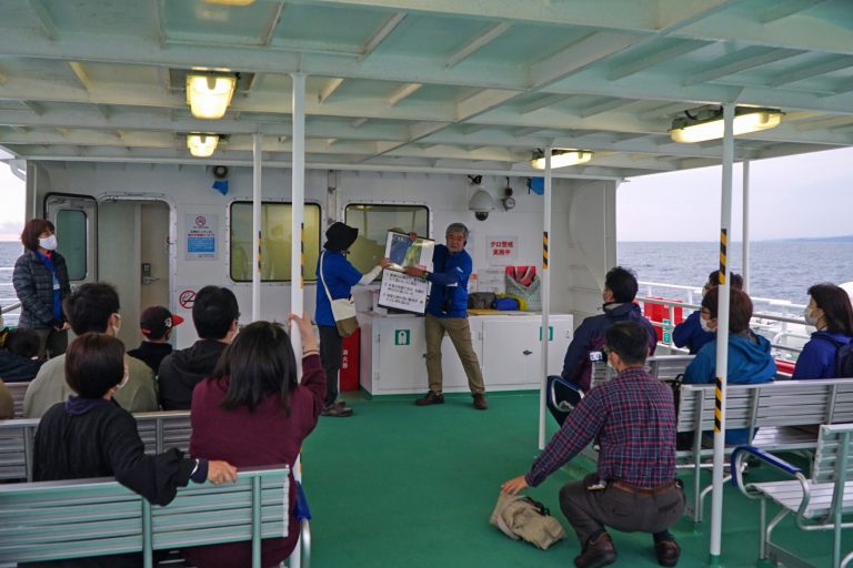 フェリーで解説をする様子