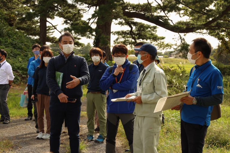 調査員に解説を様子