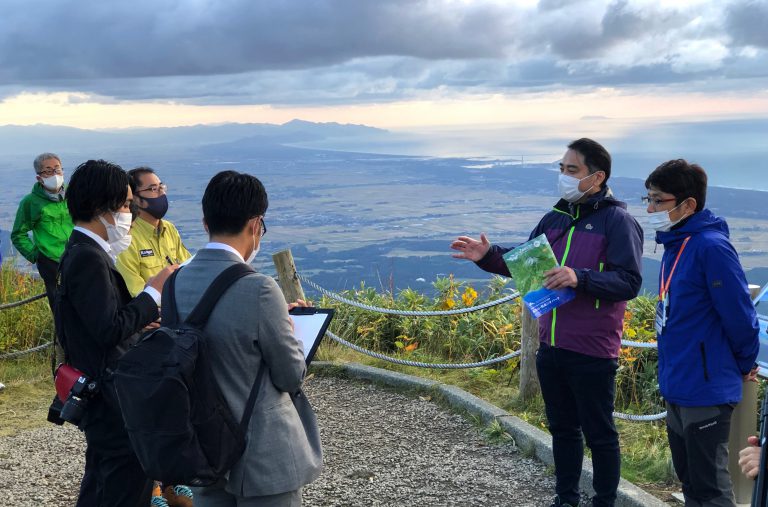 高所からの絶景を解説する様子