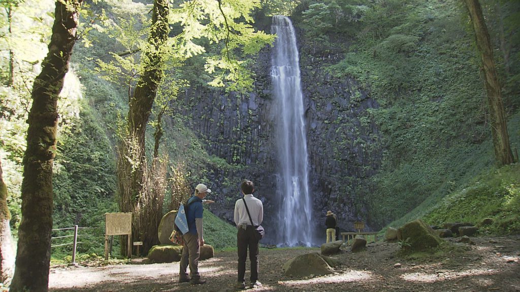 迫力満点な玉簾の滝を眺める様子