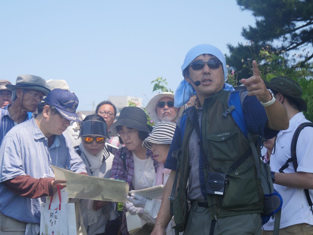 ガイド養成講座で指導する様子