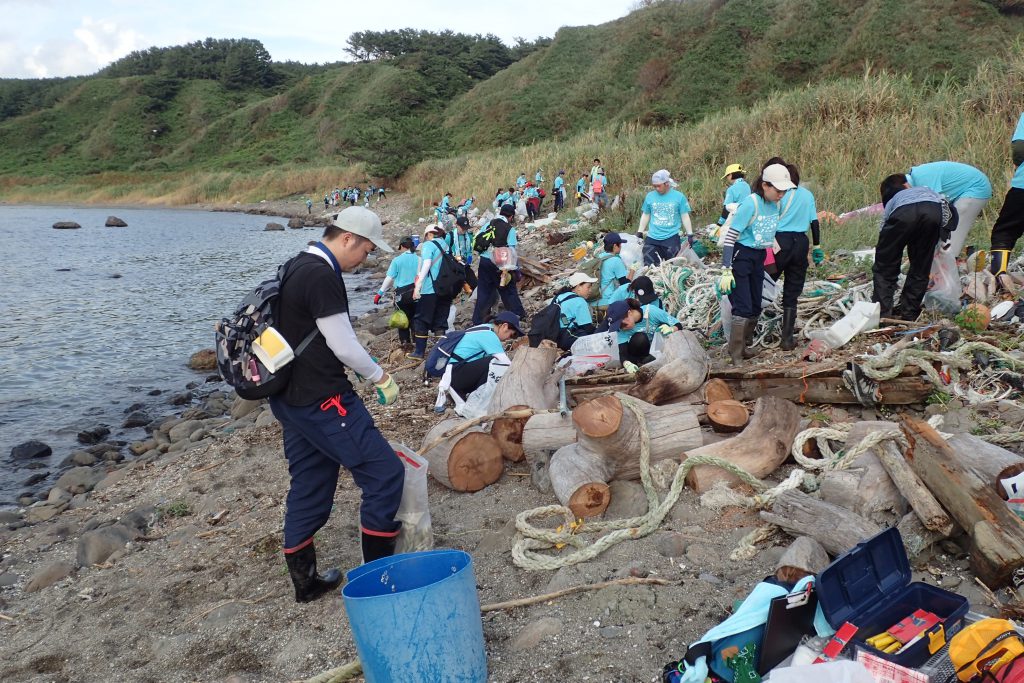 写真_学生団体の清掃活動の様子