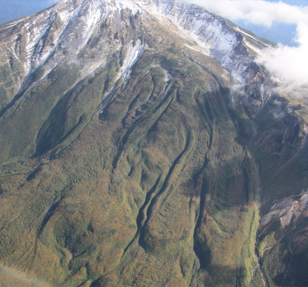 蛇が居るように見える鳥海山の上空からの様子