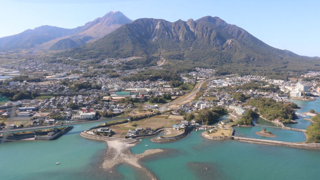 島原の九十九島と馬蹄形の山崩れの跡を残す眉山